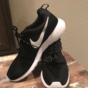 Women’s NIKE Roshe Black&White Size 9.5